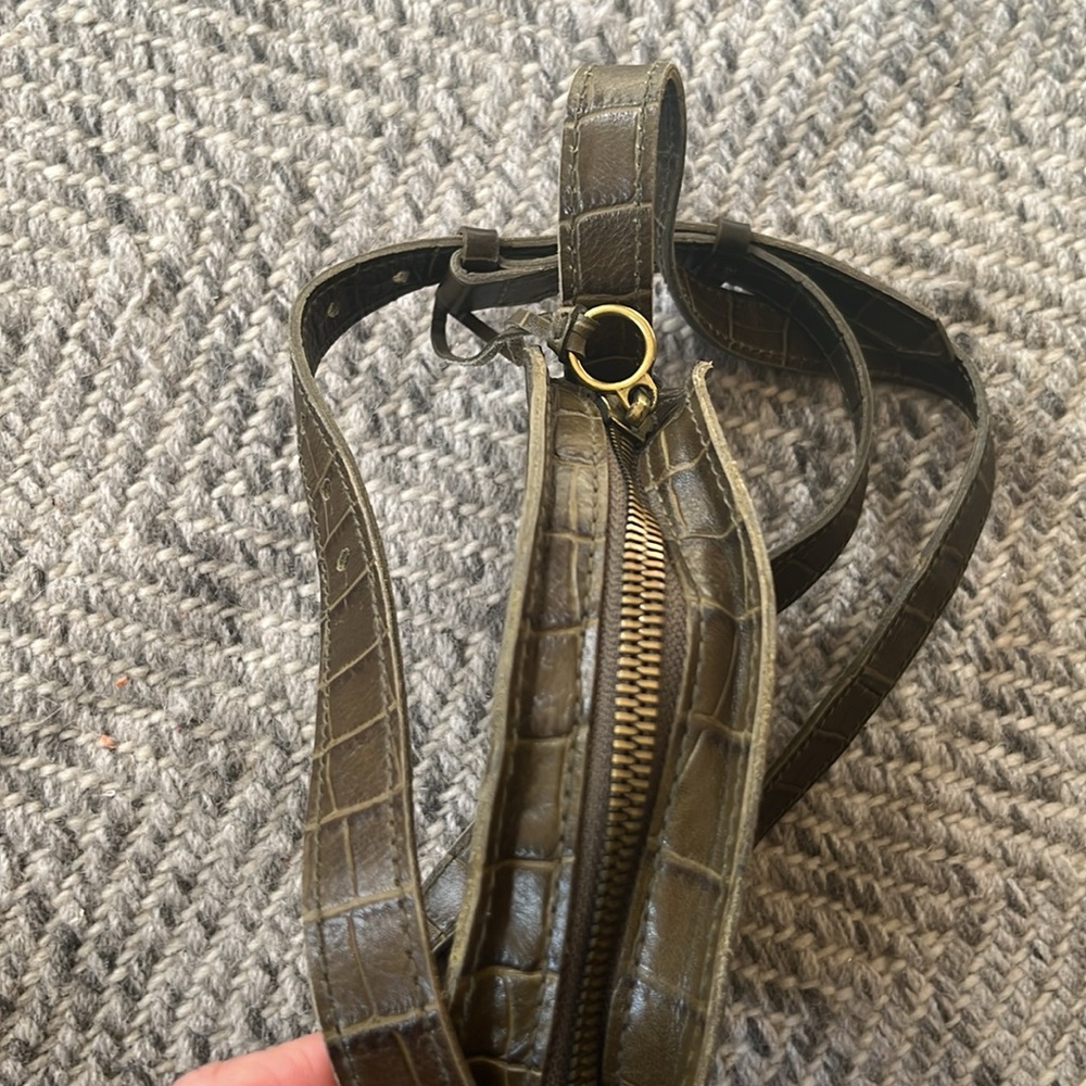 Madewell Olive Croc-Embossed Round Crossbody Bag - Picture 5 of 8